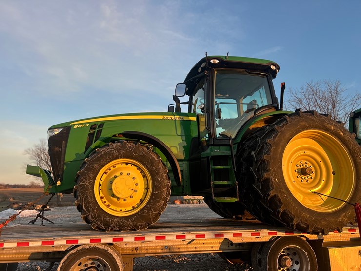 john-deere-8235r-image-2