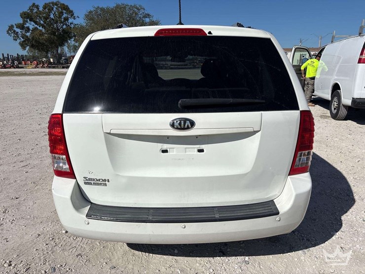 2014-kia-sedona-image-30