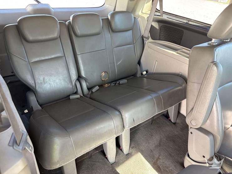 2010-volkswagen-routan-image-24