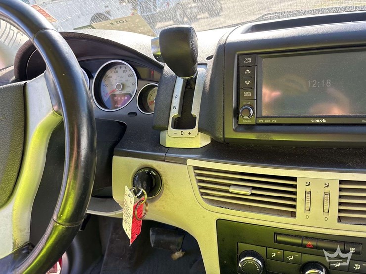 2010-volkswagen-routan-image-15