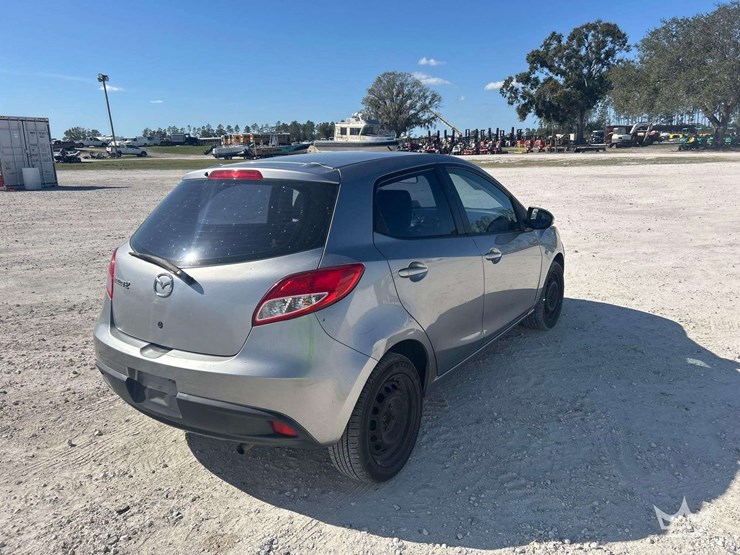 2014-mazda-2-hatchback-image-3