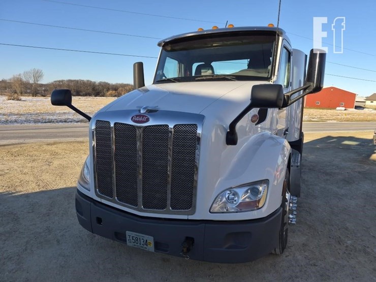 2017-peterbilt-579-image-3