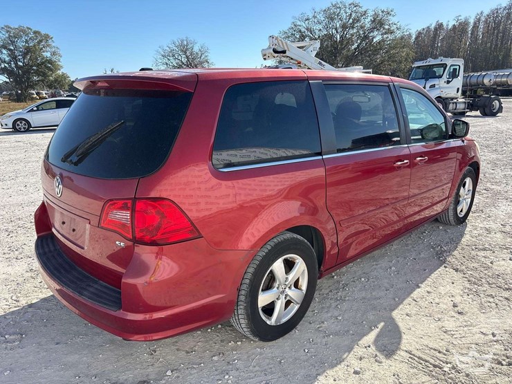 2010-volkswagen-routan-image-3
