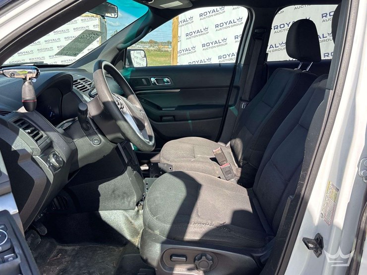 2015-ford-explorer-image-12