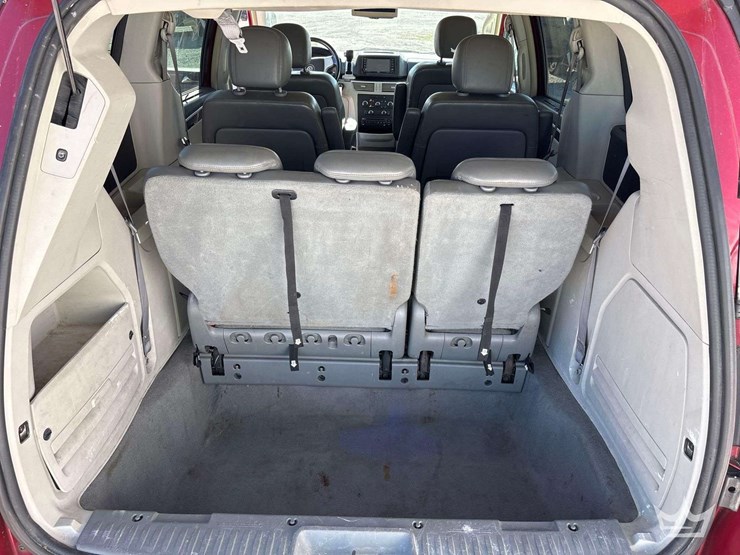 2010-volkswagen-routan-image-29