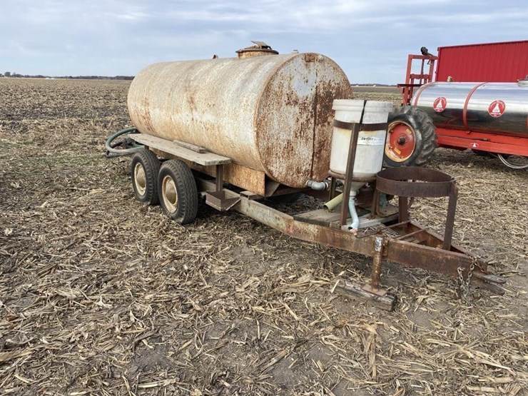 transfer-tank-on-gear-1000-gallon-image-1