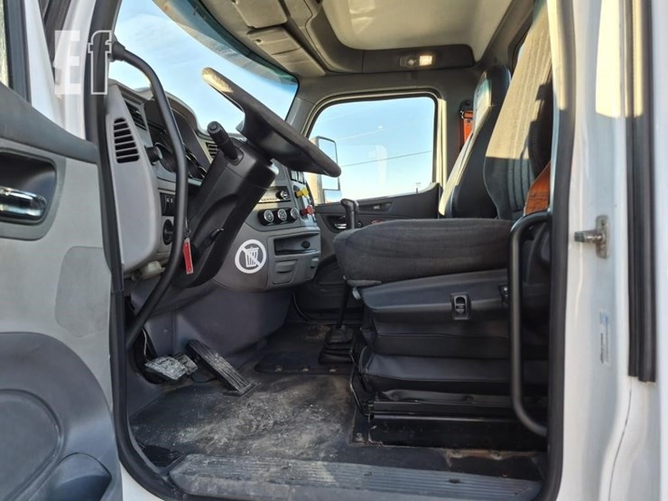 2017-peterbilt-579-image-18