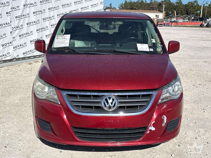 2010-volkswagen-routan-image-33