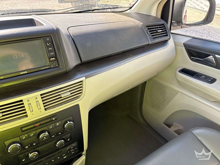 2010-volkswagen-routan-image-18