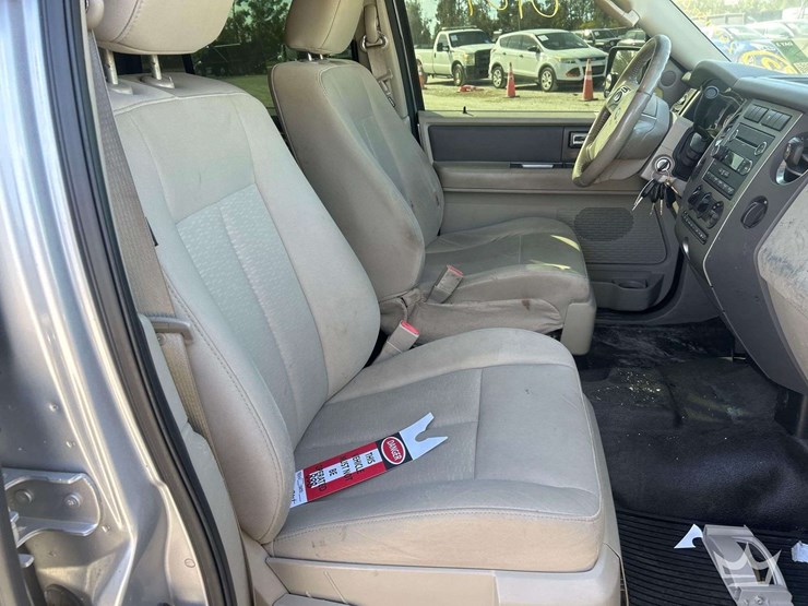 2011-ford-expedition-image-27