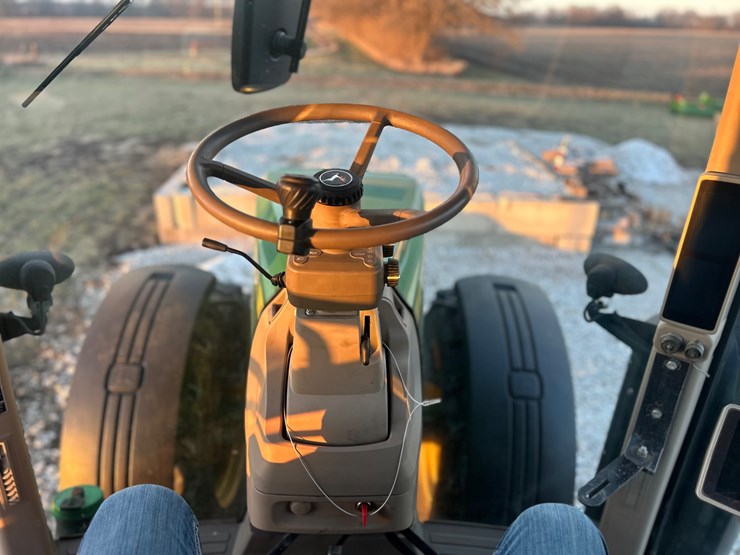 john-deere-8235r-image-10