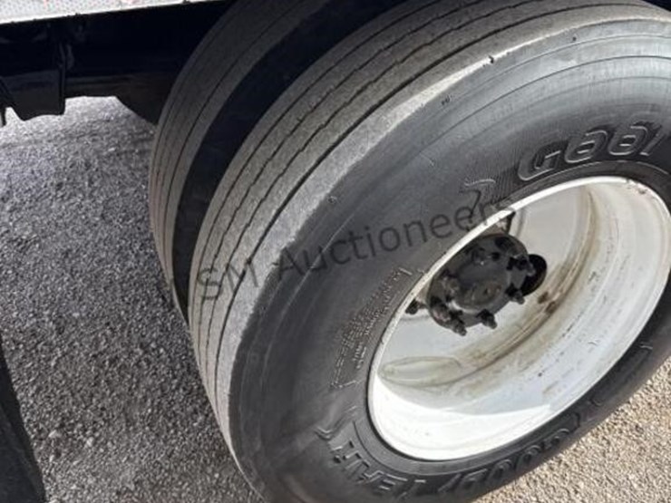 2003-freightliner-fl70-image-7