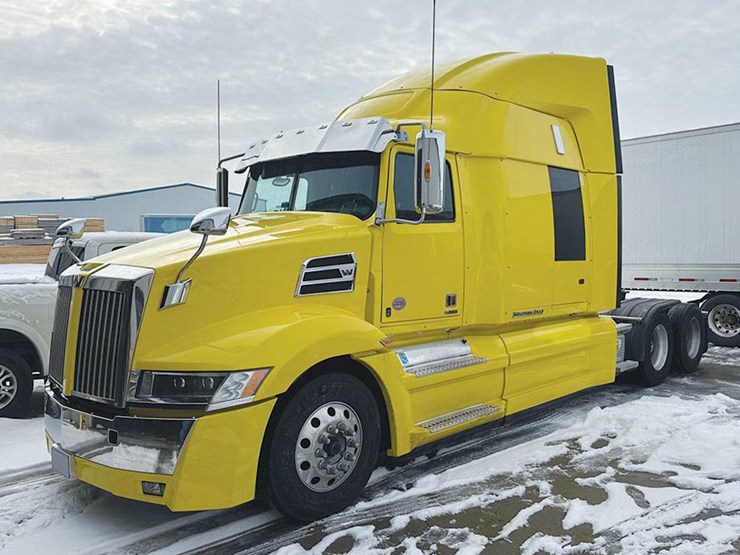2022-western-star-5700xe-image-1