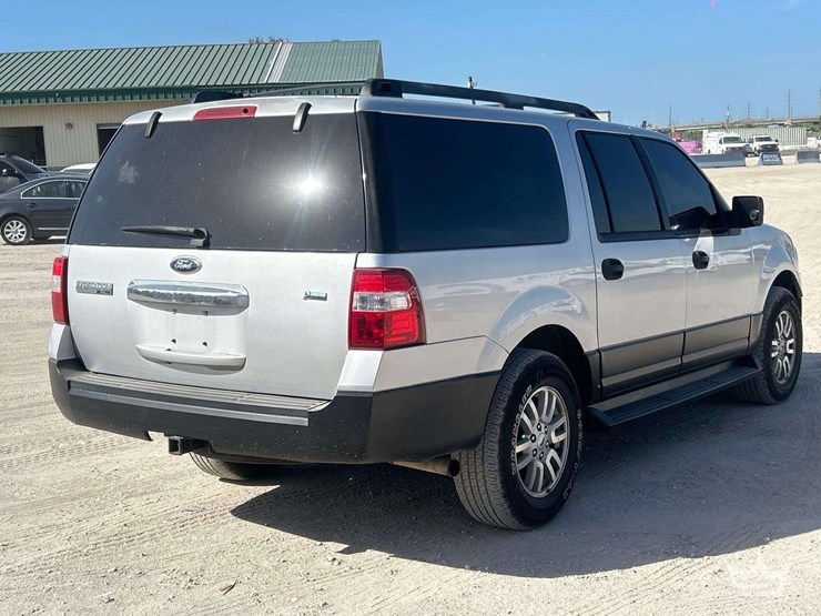 2011-ford-expedition-image-3