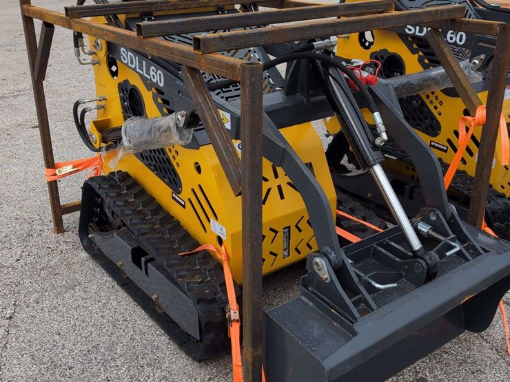 sdll60-crawler-w/-bucket-image-2