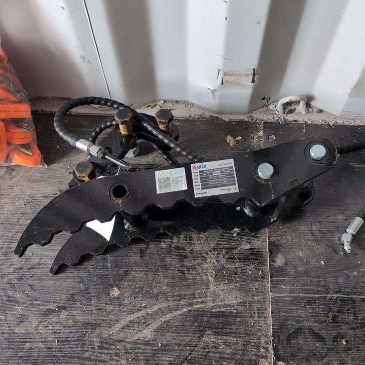 I Ranch Hydraulic Thumb Clamp - IRETC