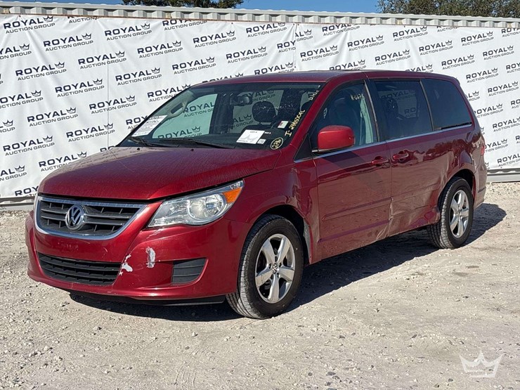 2010-volkswagen-routan-image-1