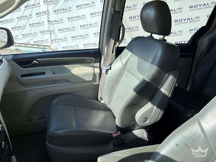 2010-volkswagen-routan-image-20