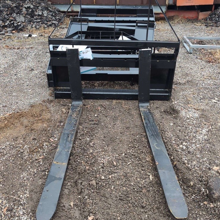 (1) CFI Industry SAll100 Skid Steer Adjustable Pallet Fork