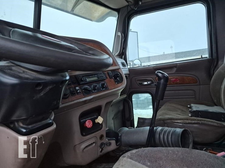 2008-peterbilt-365-image-13