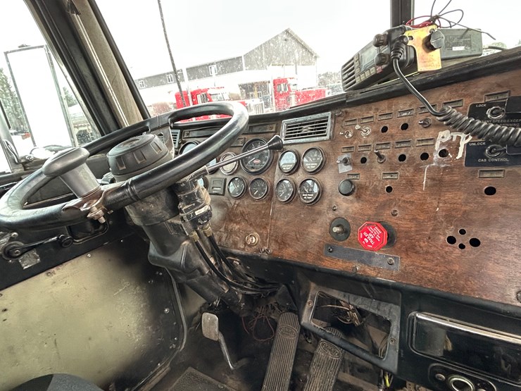 1994-peterbilt-379-image-16
