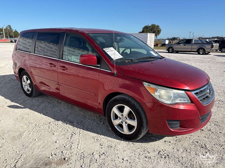 2010-volkswagen-routan-image-2