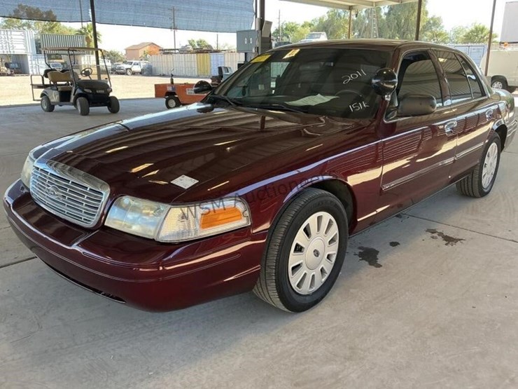 2011-ford-crown-victoria-sdn-image-4