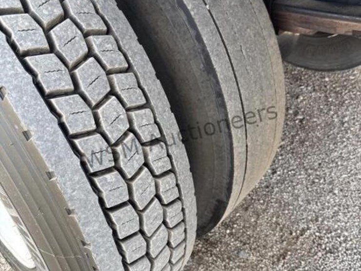 2003-freightliner-fl70-image-13