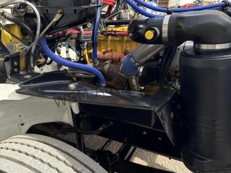 2003-freightliner-fl70-image-23