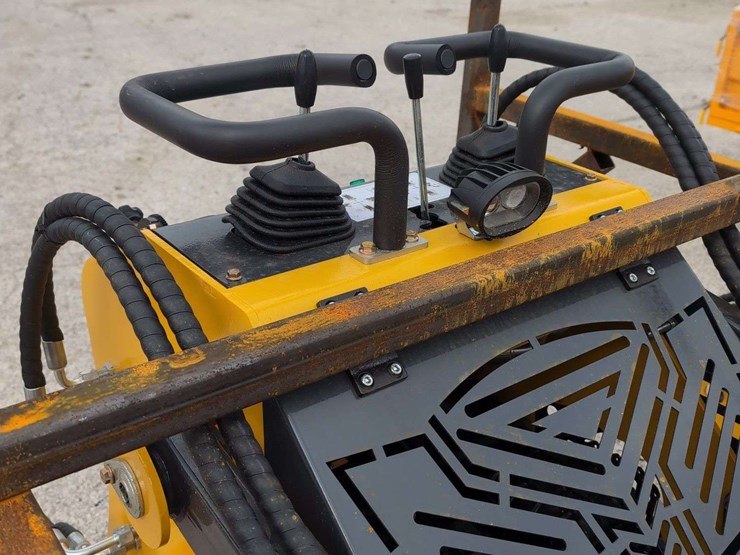 sdll60-crawler-w/-bucket-image-5