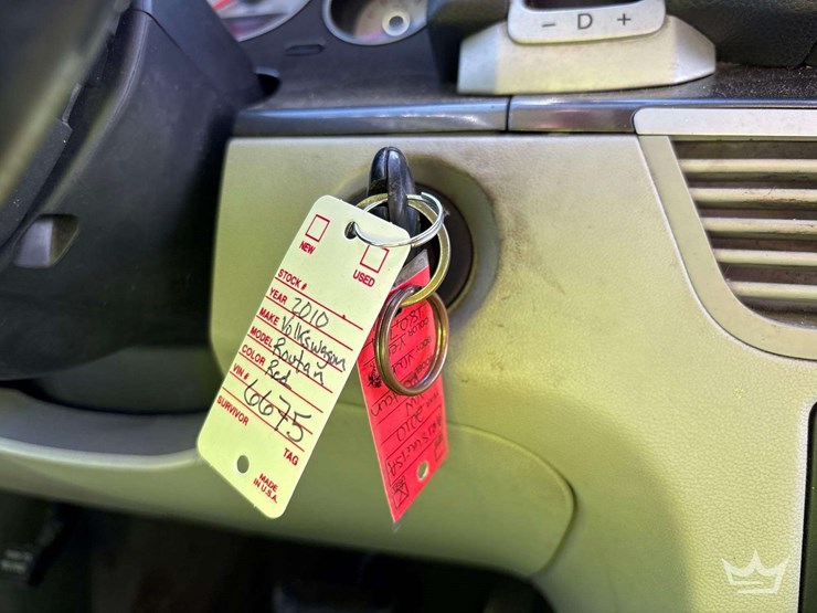 2010-volkswagen-routan-image-35