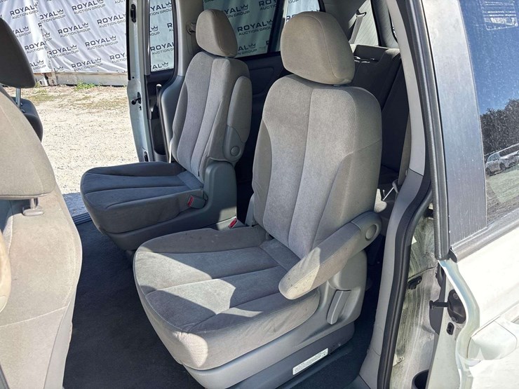 2014-kia-sedona-image-25