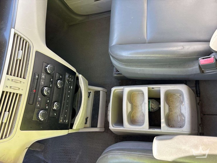 2010-volkswagen-routan-image-19