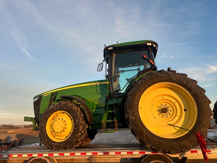 john-deere-8235r-image-3