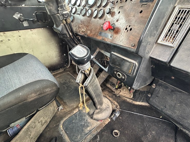 1994-peterbilt-379-image-17