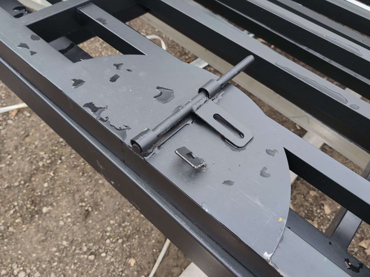 (1)-set-of-farm-gates---horse-motif---k2007n---**dent-and-scratched-image-3