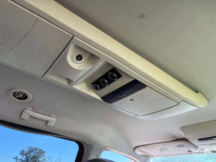 2010-volkswagen-routan-image-26