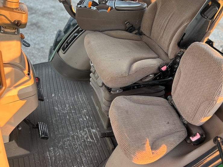 john-deere-8235r-image-4