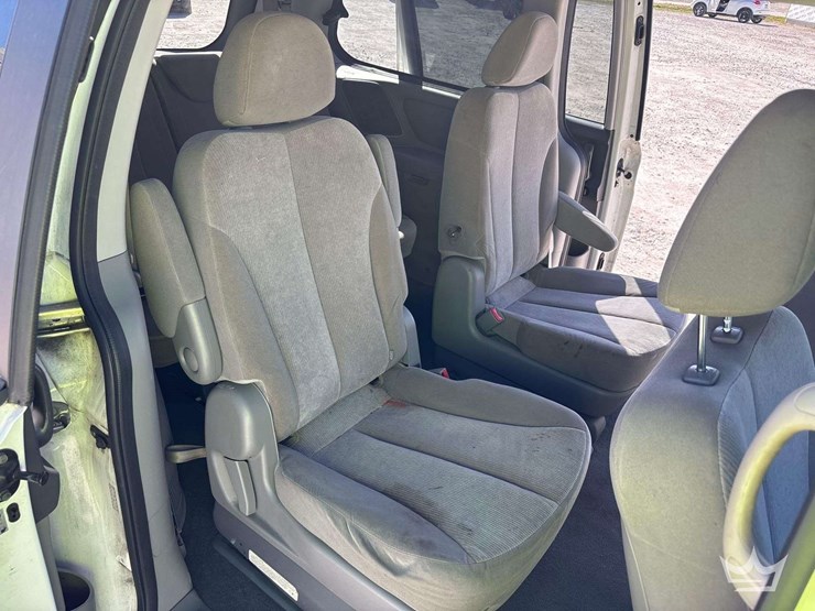 2014-kia-sedona-image-24