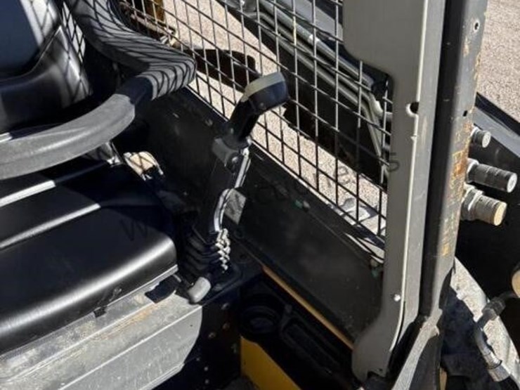 new-holland-l216-image-18