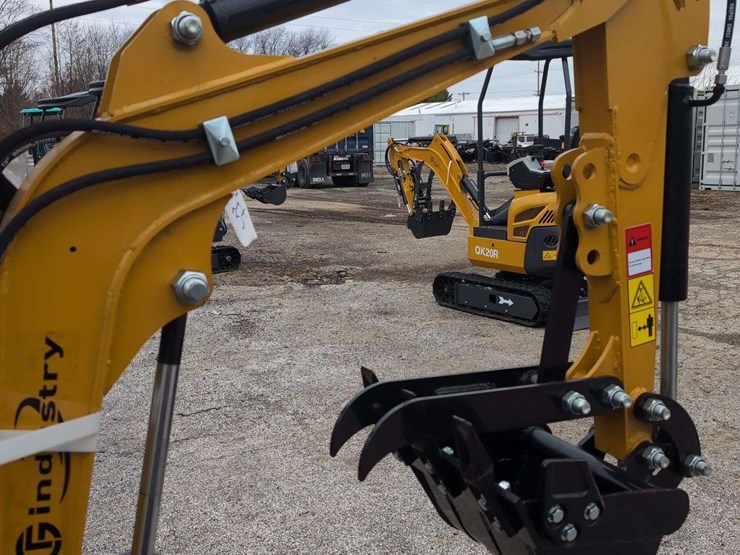 cfg-industrial-mini-excavator---h12r---yellow-image-7