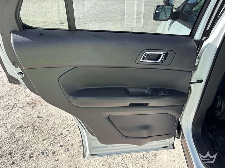 2015-ford-explorer-image-22