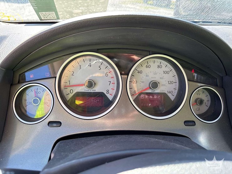 2010-volkswagen-routan-image-16