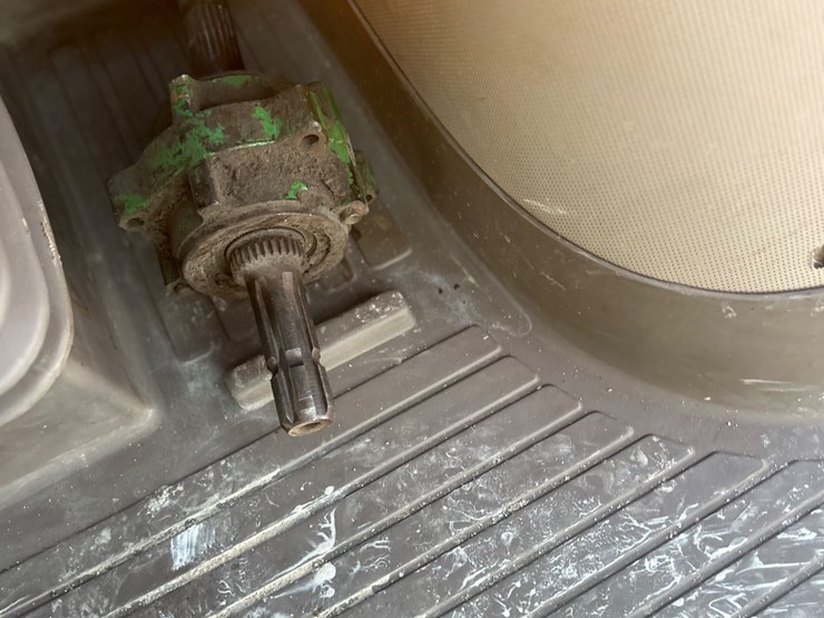 john-deere-8235r-image-11