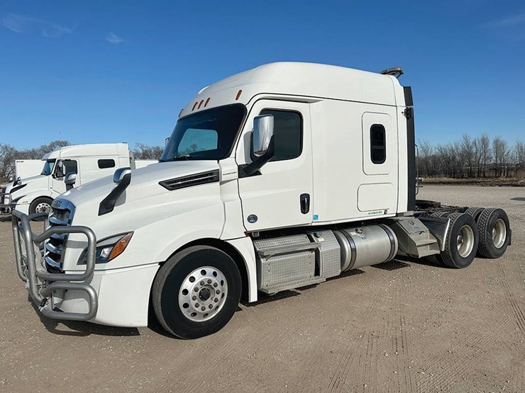 freightliner-cascadia-126-image-1