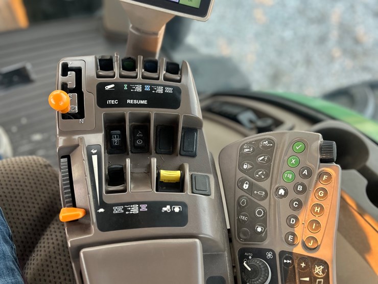 john-deere-8235r-image-12