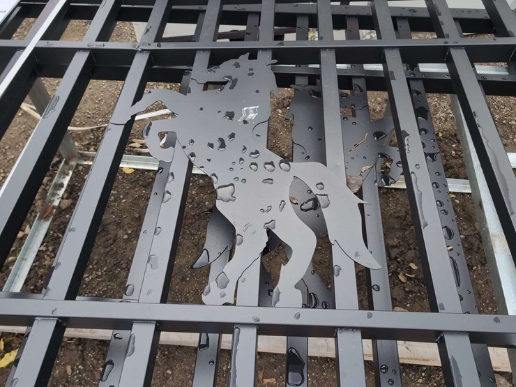 (1)-set-of-farm-gates---horse-motif---k2007n---**dent-and-scratched-image-2