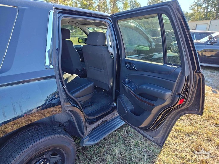 2017-chevrolet-tahoe-image-25