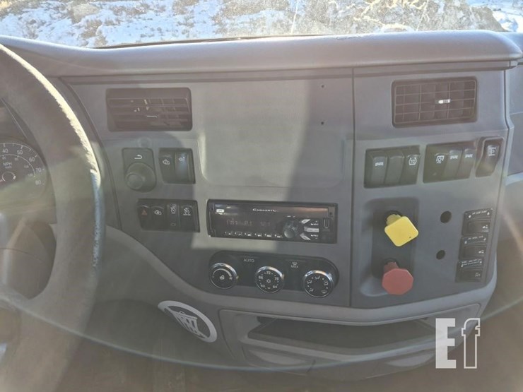 2017-peterbilt-579-image-23