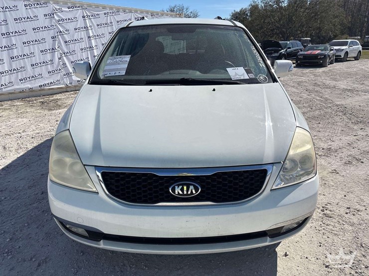 2014-kia-sedona-image-31